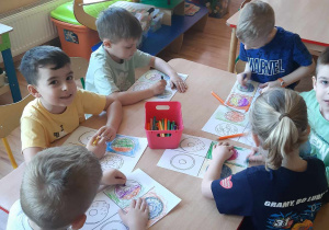Dzieci kolorują pączki w stylu pop art.