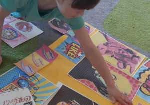 Dzieci tworzą plakat o tematyce pop art.