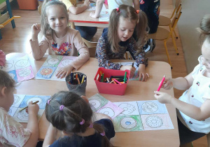 Dzieci kolorują pączki w stylu pop art.