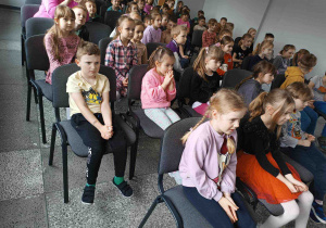 Dzieci oglądają wykonawców i słuchają koncertu
