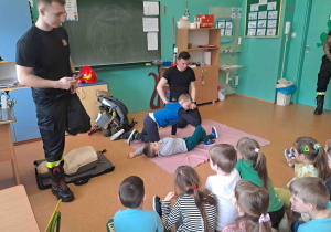 Dzieci uczą się udzielać pierwszej pomocy pod okiem strażaków