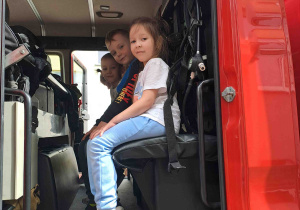 Dzieci w wozie strażackim