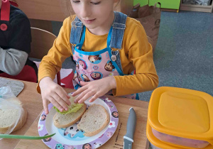 Dzieci wykonują kanapki