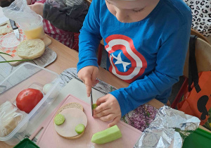 Dzieci wykonują kanapki