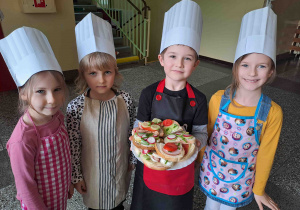 Dzieci z talerzykiem pełnym zdrowych kanapek