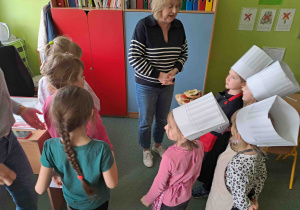 Dzieci częstują kanapkami pracowników szkoły i przedszkola