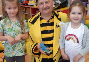 Dzieci dziękują Panu pszczelarzowi za wizytę w naszym przedszkolu.