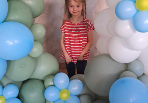 Kalina pozuje wśród dekoracji z balonów