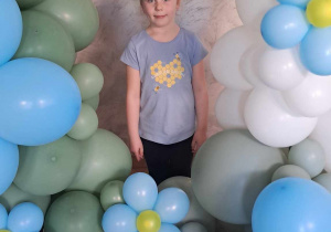 Lena pozuje wśród dekoracji z balonów