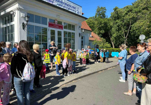 Dzieci z kutnowskich przedszkolu na starcie gry w Parku Wiosny Ludów