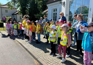 Dzieci z kutnowskich przedszkolu na starcie gry w Parku Wiosny Ludów