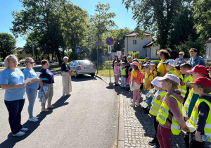 Dzieci z kutnowskich przedszkolu na starcie gry w Parku Wiosny Ludów