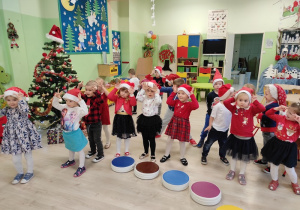 Dzieci tańczą do świątecznej piosenki.