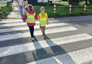 Dzieci poznają zasady przechodzenia przez jezdnię