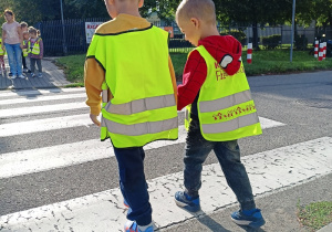 Dzieci poznają zasady przechodzenia przez jezdnię