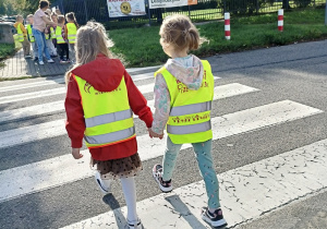 Dzieci poznają zasady przechodzenia przez jezdnię