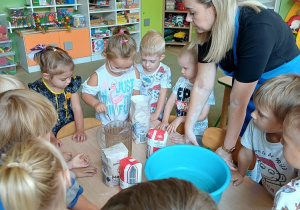 Dzieci przygotowują masę solną