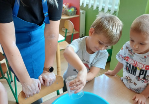 Dzieci przygotowują masę solną