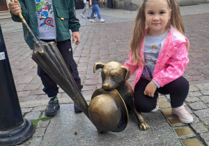 Przy pomniku pieska Fafika