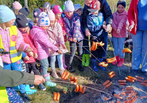 Wspólne pieczenie kiełbasek przy ognisku