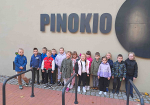 Dzieci przed budynkiem teatru "Pinokio"