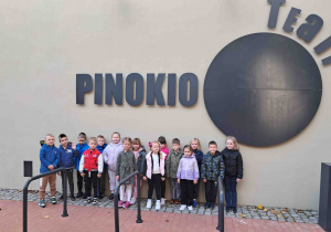 Dzieci przed budynkiem teatru "Pinokio"