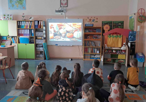 Dzieci oglądają prezentację różnych gatunków dyni