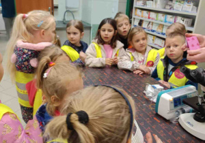 Dzieci oglądają materiały i przybory wykorzystywane w pracy przez weterynarza.