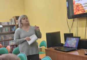 Pracownik biblioteki w trakcie prezentacji.