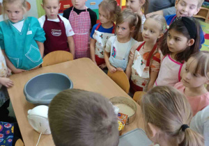 Dzieci przygotowują się do pieczenia ciasta.