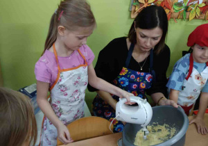 Dziewczynka w trakcie miksowania składników.