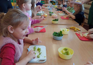 Dzieci przygotowują koktajl.