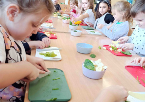 Dzieci przygotowują koktajl.