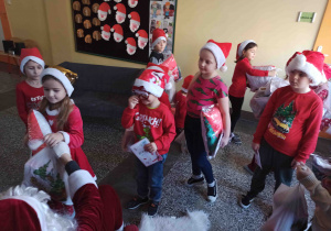 Wręczanie prezentów przez Świętego Mikołaja.