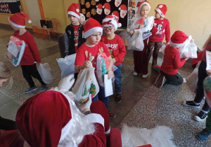 Wręczanie prezentów przez Świętego Mikołaja.