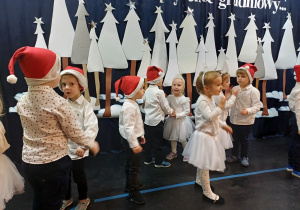 Zabawa muzyczno- ruchowa do piosenki "Mała śnieżka"