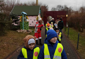 Dzieci na ścieżce w Krainie Bajek