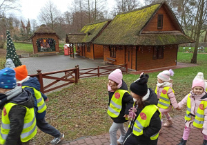 Dzieci na ścieżce w Krainie Bajek