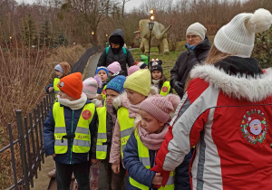 Dzieci na ścieżce w Krainie Bajek