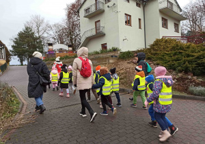 Dzieci na ścieżce w Krainie Bajek