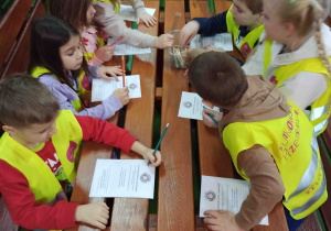 Dzieci rysują lub opisują swoje złe postępki