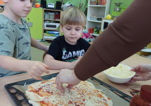 Dzieci przygotowują pizzę