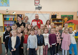 Pamiątkowe zdjęcie grupy przedszkolnej z ratownikami