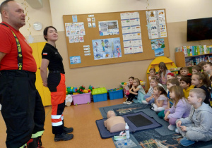 Dzieci w trakcie ćwiczeń reanimacyjnych