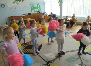 Zabawy muzyczne z wykorzystaniem rekwizytów
