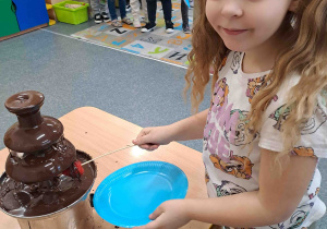 Degustacja owoców w czekoladzie przy czekoladowej fontannie