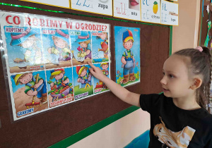 Dzieci nazywają czynności wykonywane w ogrodzie i wskazują je na obrazkach
