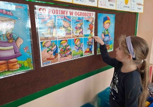 Dzieci nazywają czynności wykonywane w ogrodzie i wskazują je na obrazkach