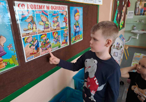 Dzieci nazywają czynności wykonywane w ogrodzie i wskazują je na obrazkach