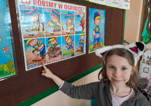 Dzieci nazywają czynności wykonywane w ogrodzie i wskazują je na obrazkach